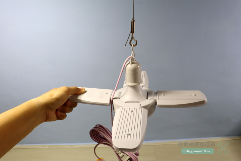 窗簾軌道安裝diy,金屬軌道較重,安裝時要多鎖幾個安裝碼穩固。