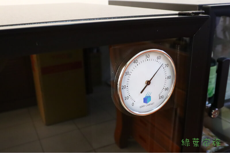 電子式防潮箱-溼度計的重要性，建議盡量選購有通過相關認證濕度計，數值才較有參考性。