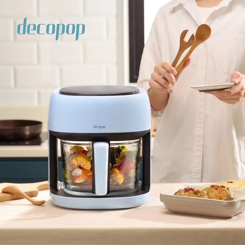 decopop智能觸控美型玻璃氣炸鍋DP-107 4.5L,淺藍色機身搭配透明玻璃炸籃,上方為圓形觸控面板