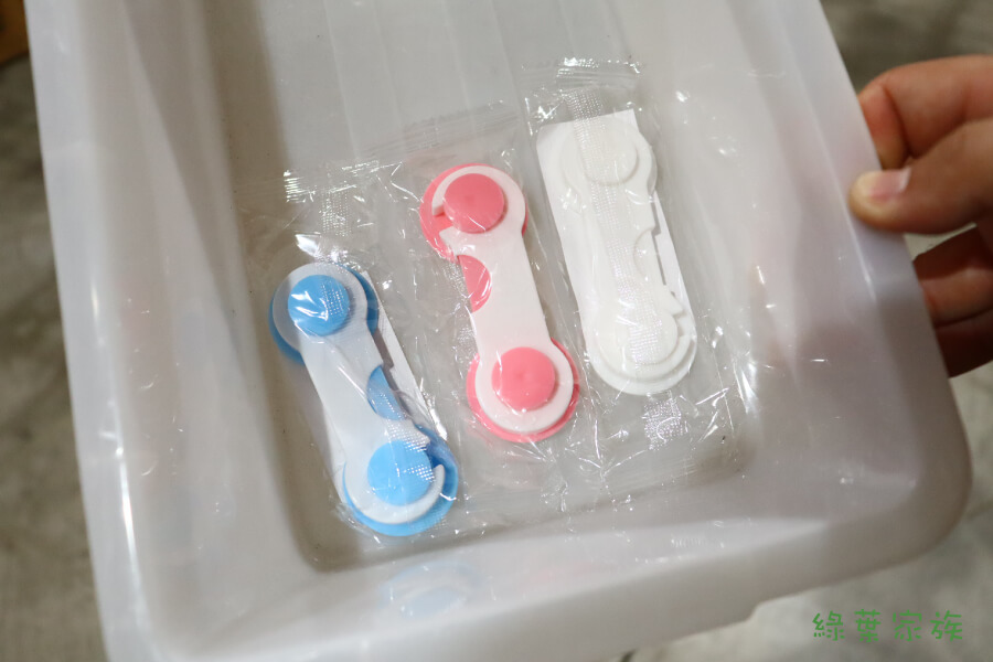 兒童安全鎖有哪些優缺點，安全鎖用2年下來，優點能防止小孩亂開櫃子，黏貼式不用鑽洞，搬家或不用時撕掉就好。