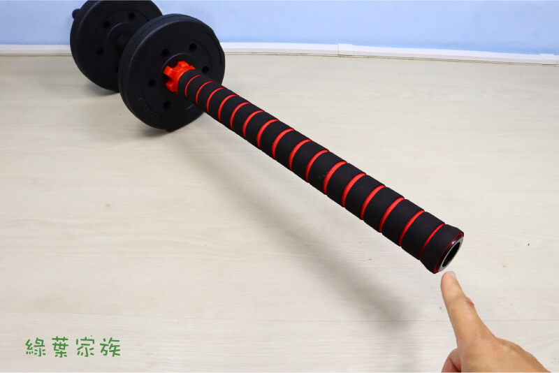 什麼是啞鈴槓鈴二合一 握把是泡棉包覆，摸起來比純鐵桿舒服，長時間握不磨手。