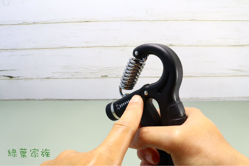 dcard網友對於握力器的使用心得，他還觀察手較大的男生，好像隨便握都有36到44KG。