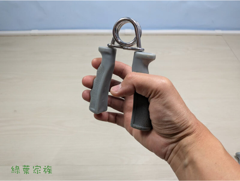 彈簧式握力器實拍補充評價，這類握力器主要是透過擠壓彈簧來訓練手部力量
