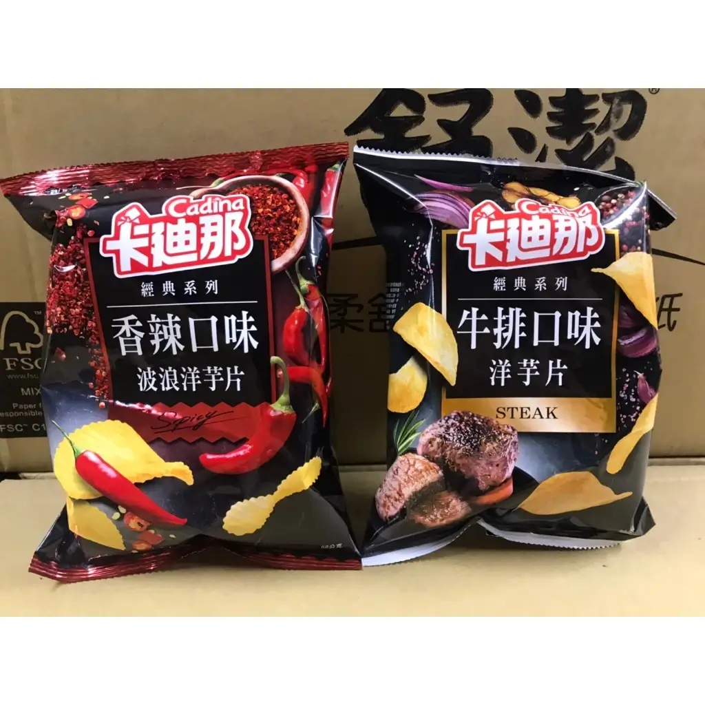 卡迪那經典系列洋芋片兩包，左邊香辣口味波浪洋芋片，右邊牛排口味洋芋片