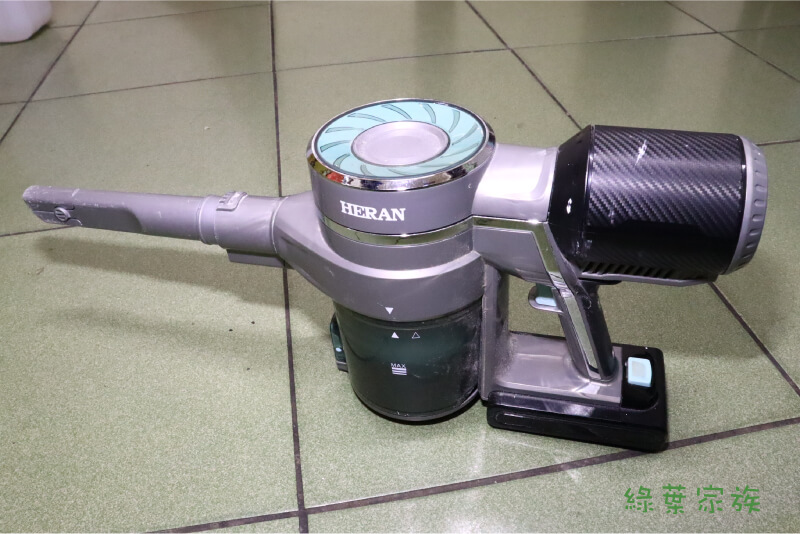 斷耳固定器怎麼安裝，安裝前先用吸塵器把鐵屑清理乾淨。