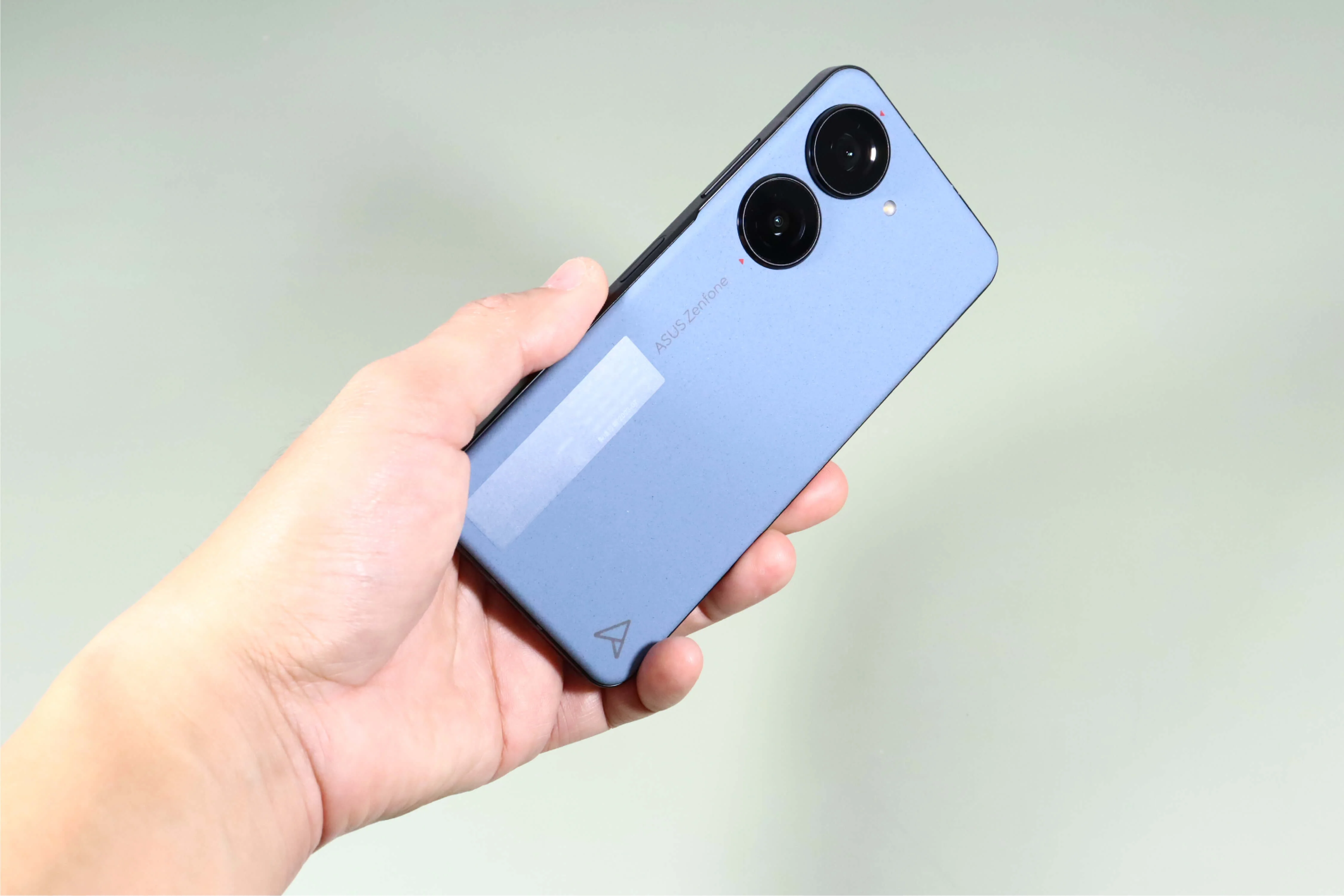 華碩手機zenfone10評價-手機是隕石藍