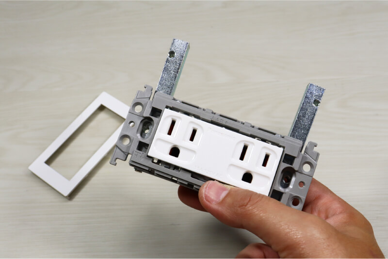 斷耳修復器(固定運作方式介紹),外框拆掉之後,你就可以看到插座本體和螺絲孔的位置。