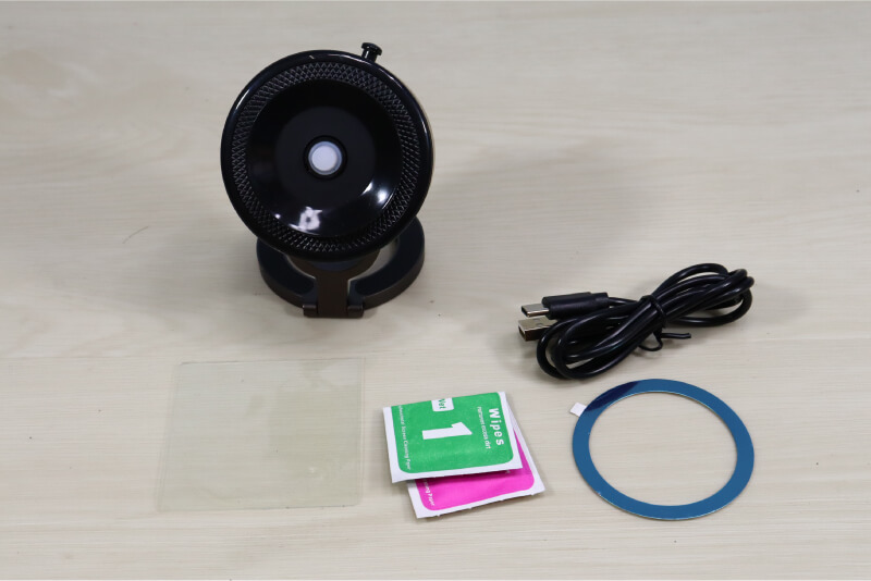 磁吸手機架評價,除了主體之外,還額外準備了清潔濕紙巾、乾擦布和藍色金屬片。