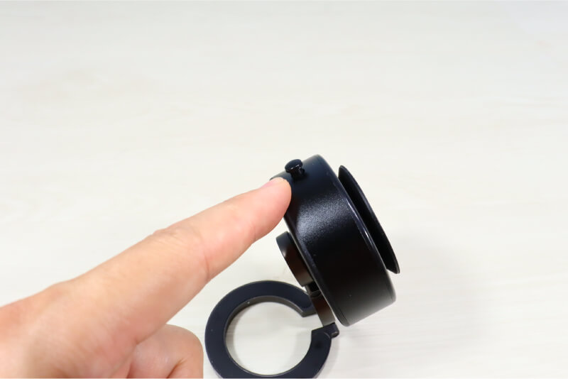 真空吸附洩壓方式,按一次按鈕進行洩壓,吸力就會瞬間消失,可以輕鬆取下。