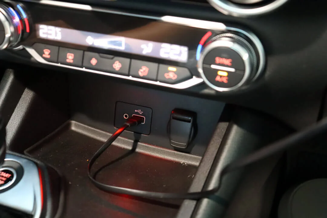 未來實驗室n7空氣清淨機評價-內可直接插入車上的usb孔