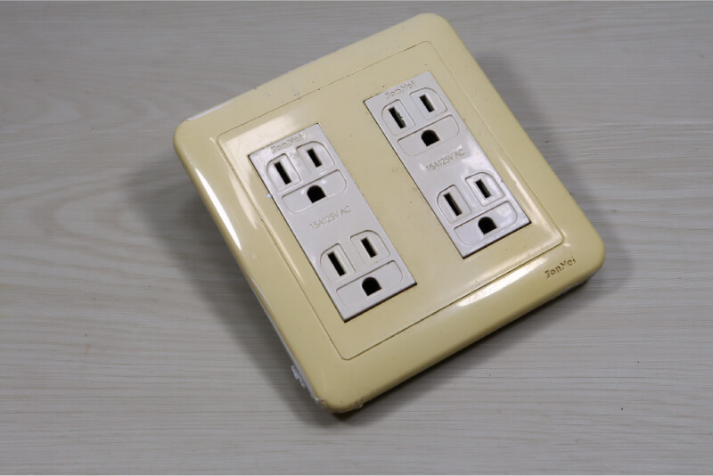 中一開關評價,沒用多久就發現這些插座插電器時感覺鬆散,夾持力明顯不足。