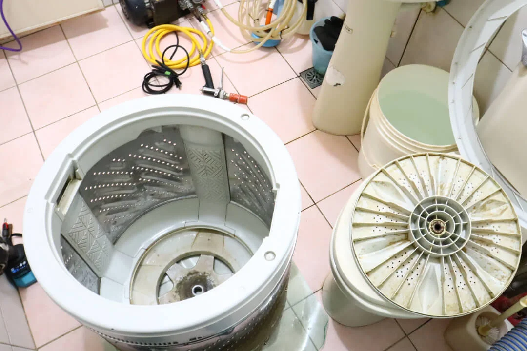 洗衣機清洗評價-服務人員在廁所拆解內桶零件