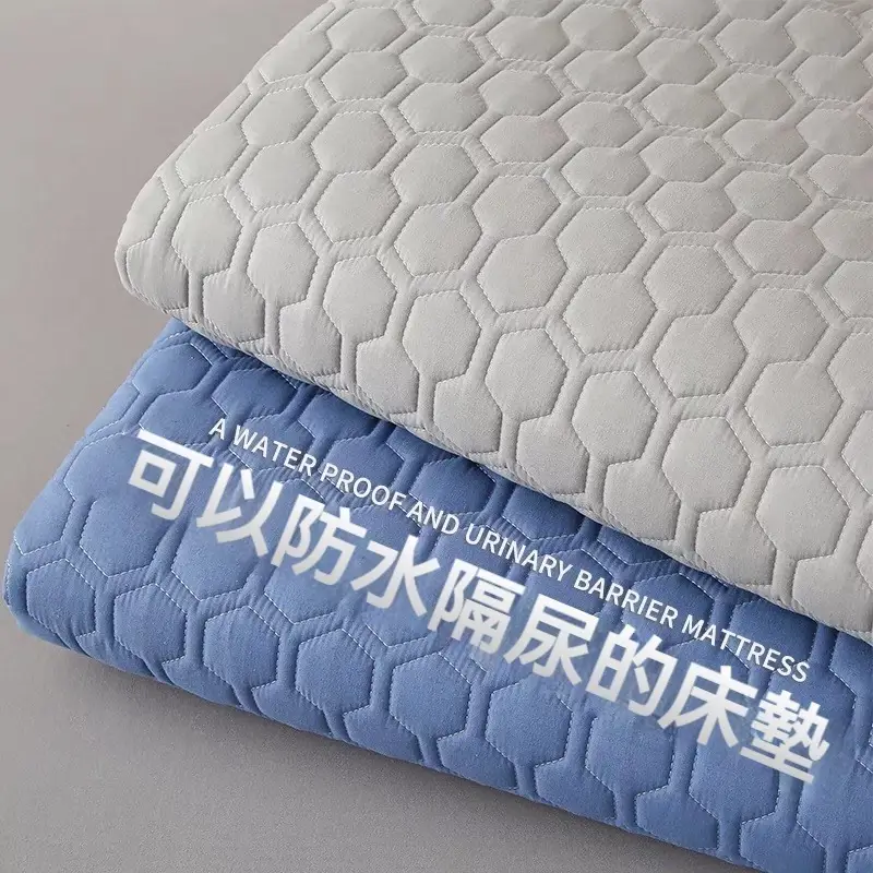 薄款TPU防水保潔墊鋪設於床墊上使用