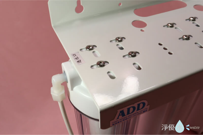 水管插進濾心座的進水孔後，把螺帽鎖上去就行了